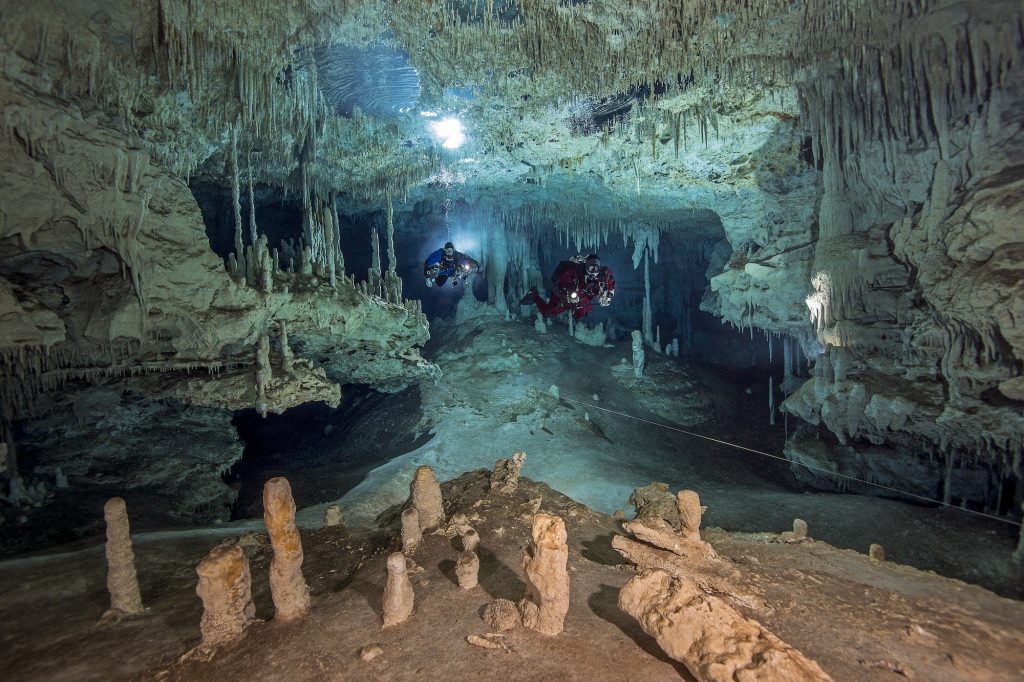 Mexico, Yucatan, Tulum, cave divers in the system Dos Pisos