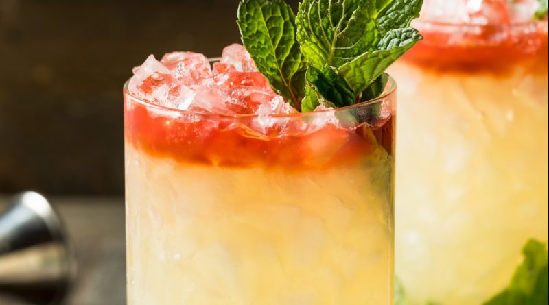 Alcoholic Queens Park Swizzle Cocktail with Rum